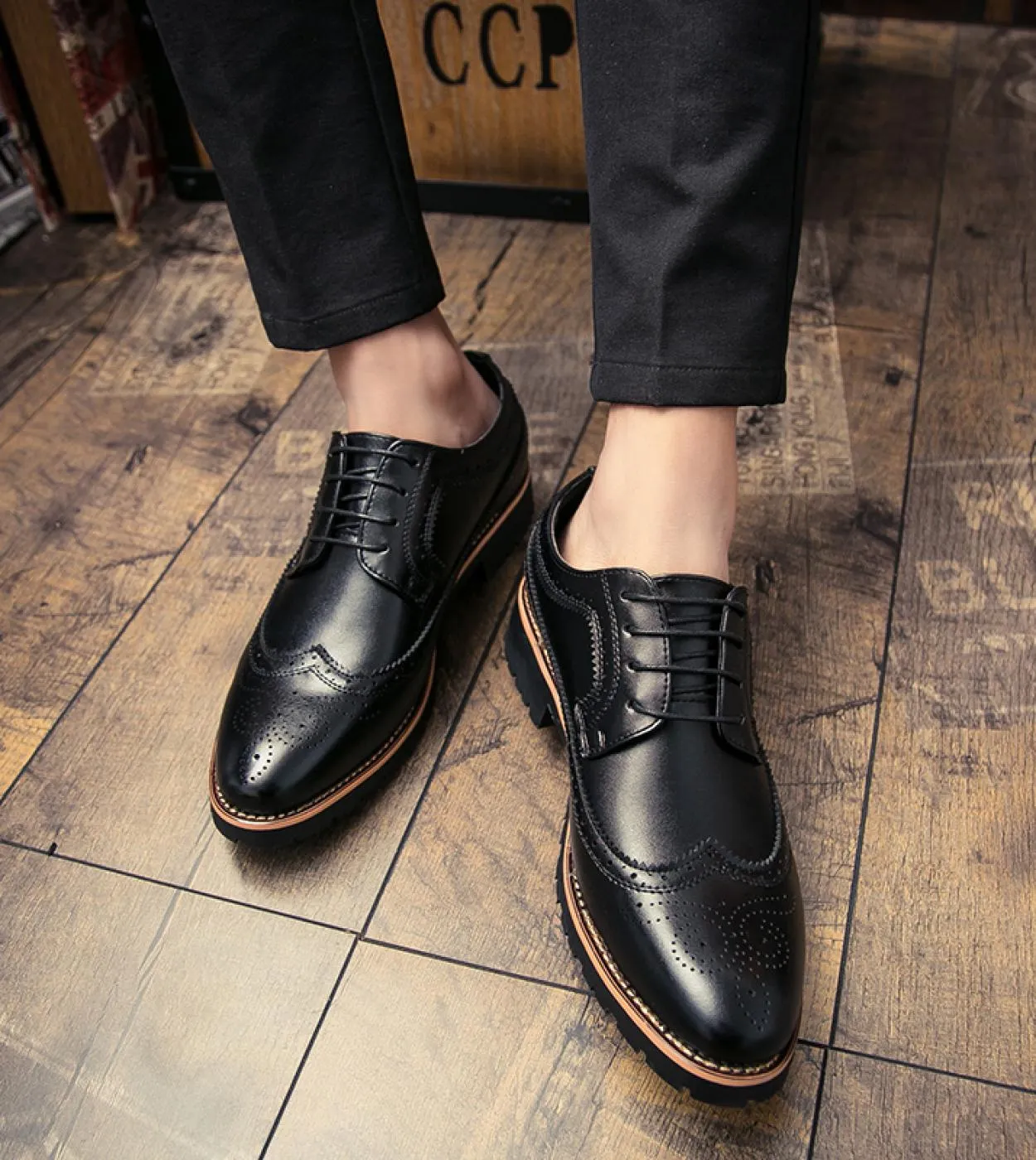 2022 Scarpe eleganti da uomo Scarpe derby alla moda in pelle Scarpe da sposa classiche casual da lavoro Stringate Stile britanni