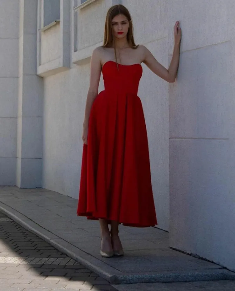 Abiti da sera in raso senza spalline pieghettati eleganti rossi con tasche Lunghezza tè Robes De Mariée Abiti da festa per donna