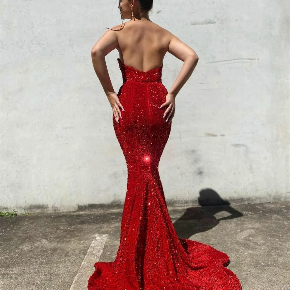 Abiti da sera lunghi con paillettes rossi eleganti con scollo a cuore lunghezza del pavimento a sirena con lacci sul retro abito