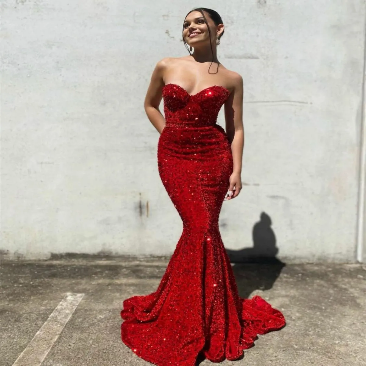 Abiti da sera lunghi con paillettes rossi eleganti con scollo a cuore lunghezza del pavimento a sirena con lacci sul retro abito