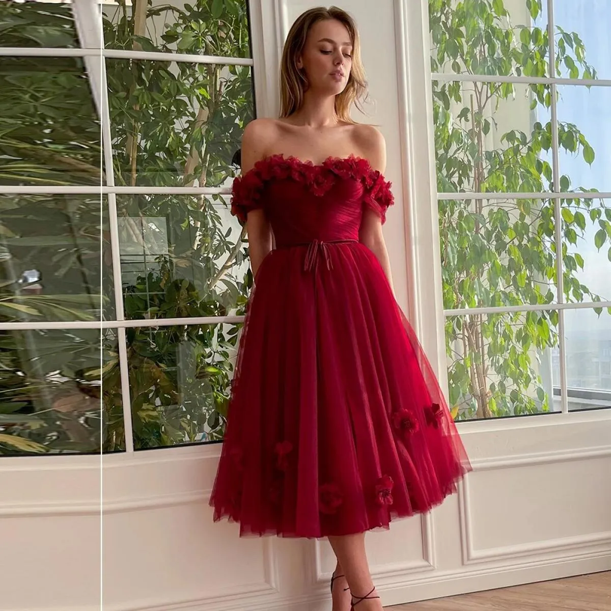 Abiti da sera rossi 2023 Abito da festa in tulle con spalle scoperte Lunghezza tè Elegante cintura a cuore Fiore linea A Invitat