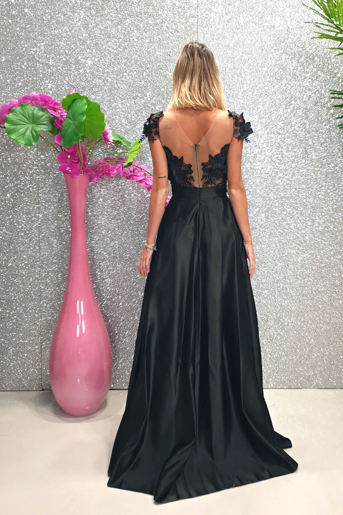 Abito lungo svasato nero con corpetto in tulle a fiori 3D e gonna in taffetà
