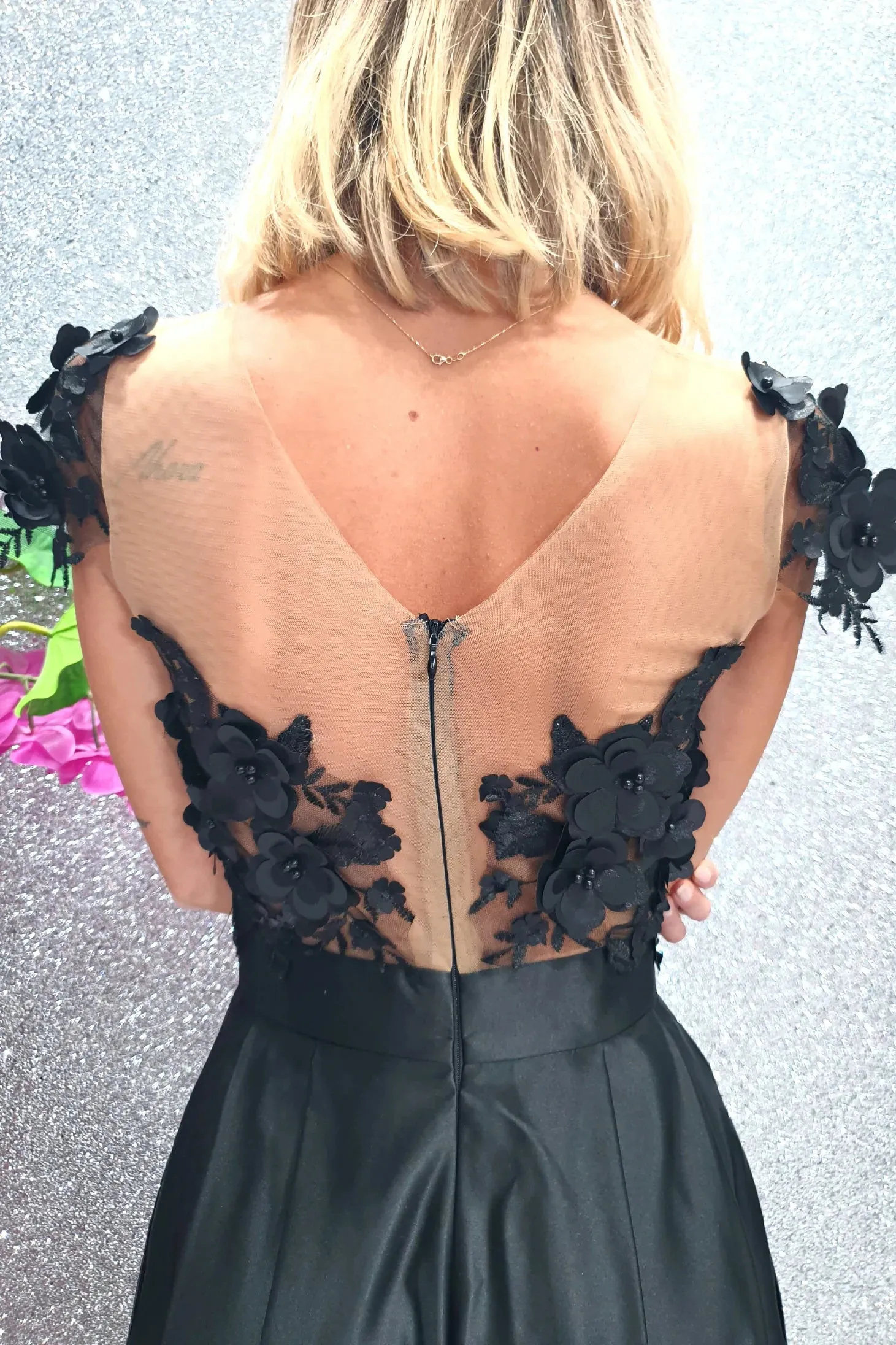 Abito lungo svasato nero con corpetto in tulle a fiori 3D e gonna in taffetà