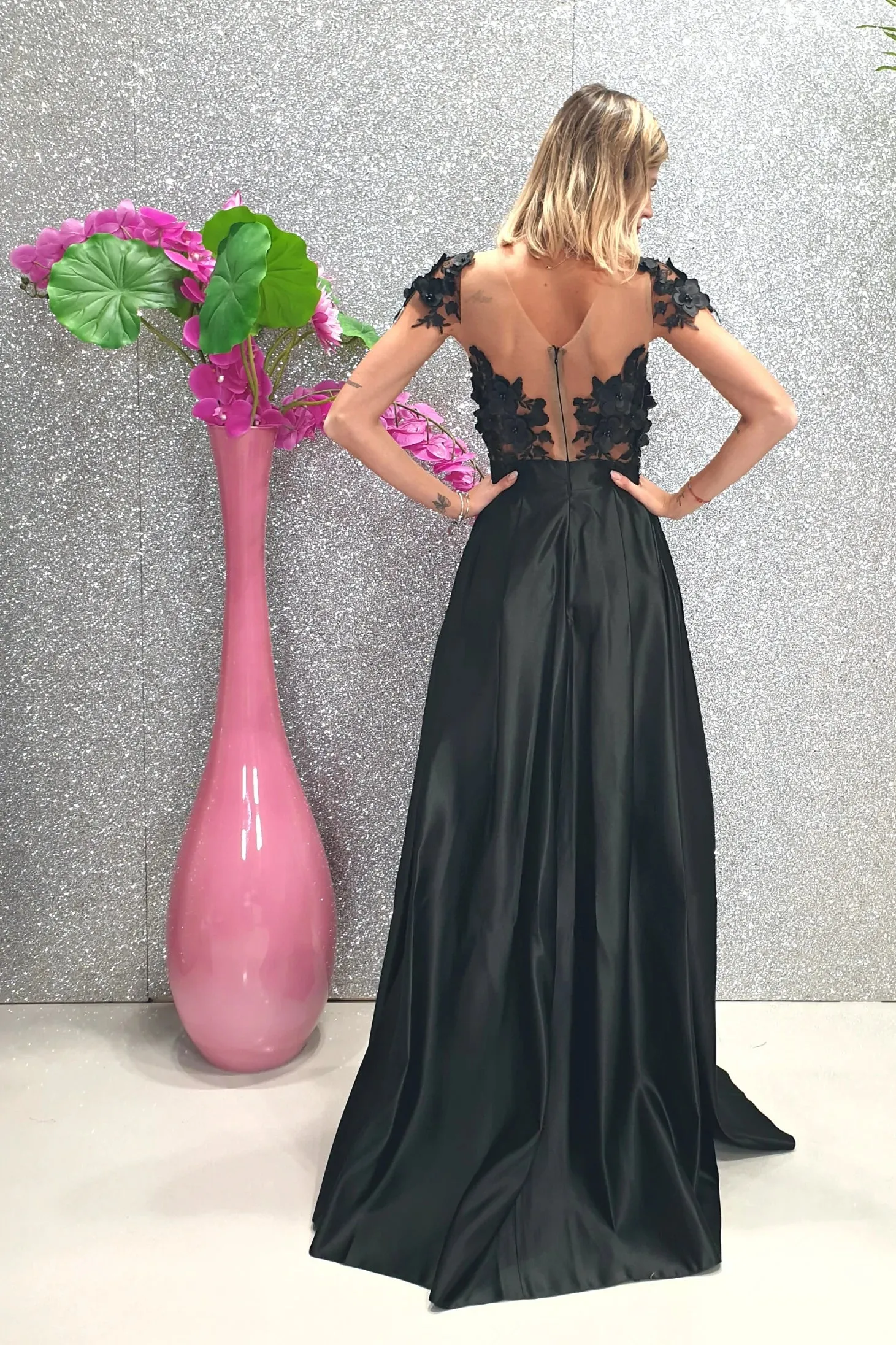 Abito lungo svasato nero con corpetto in tulle a fiori 3D e gonna in taffetà