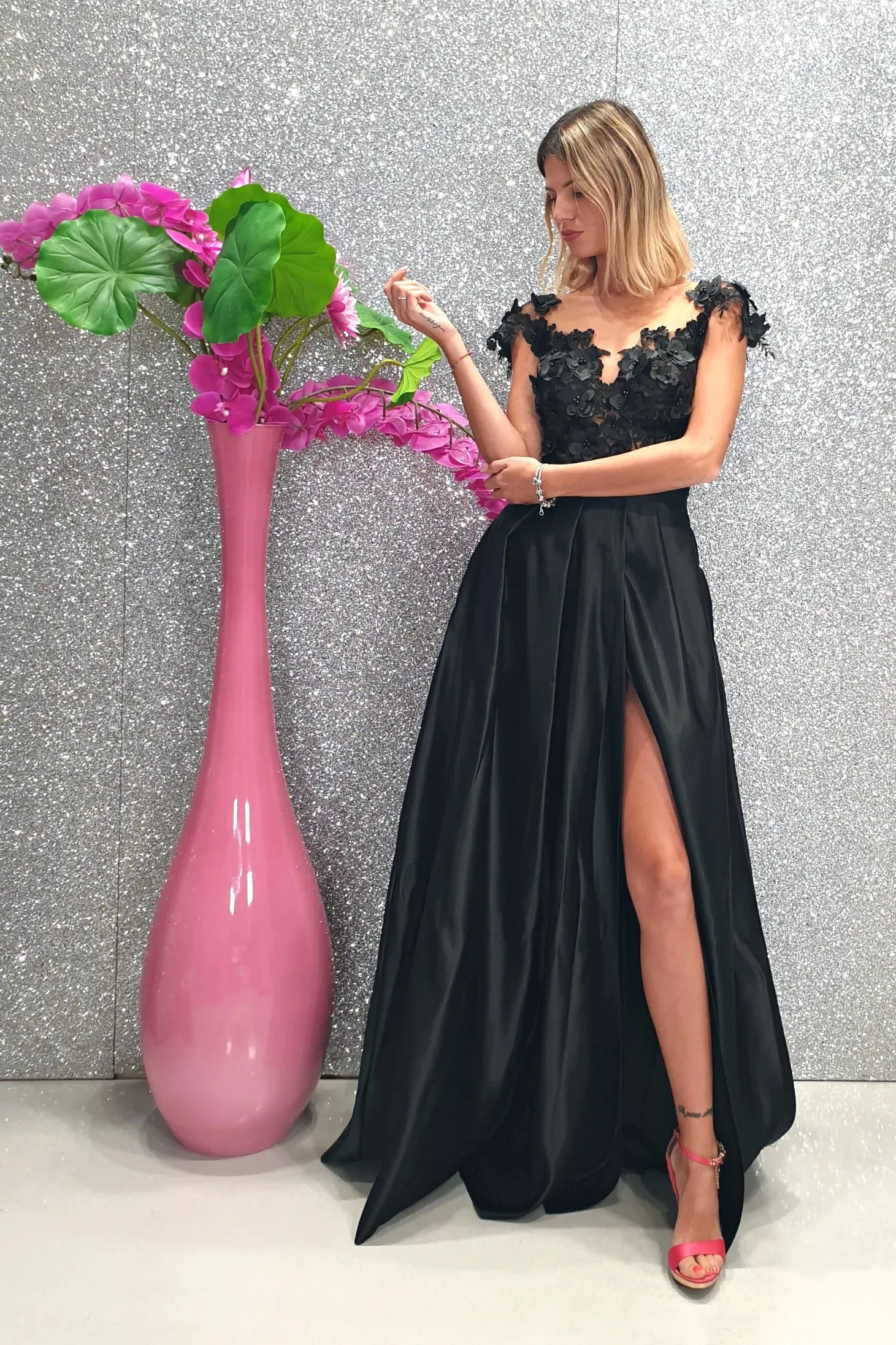 Abito lungo svasato nero con corpetto in tulle a fiori 3D e gonna in taffetà