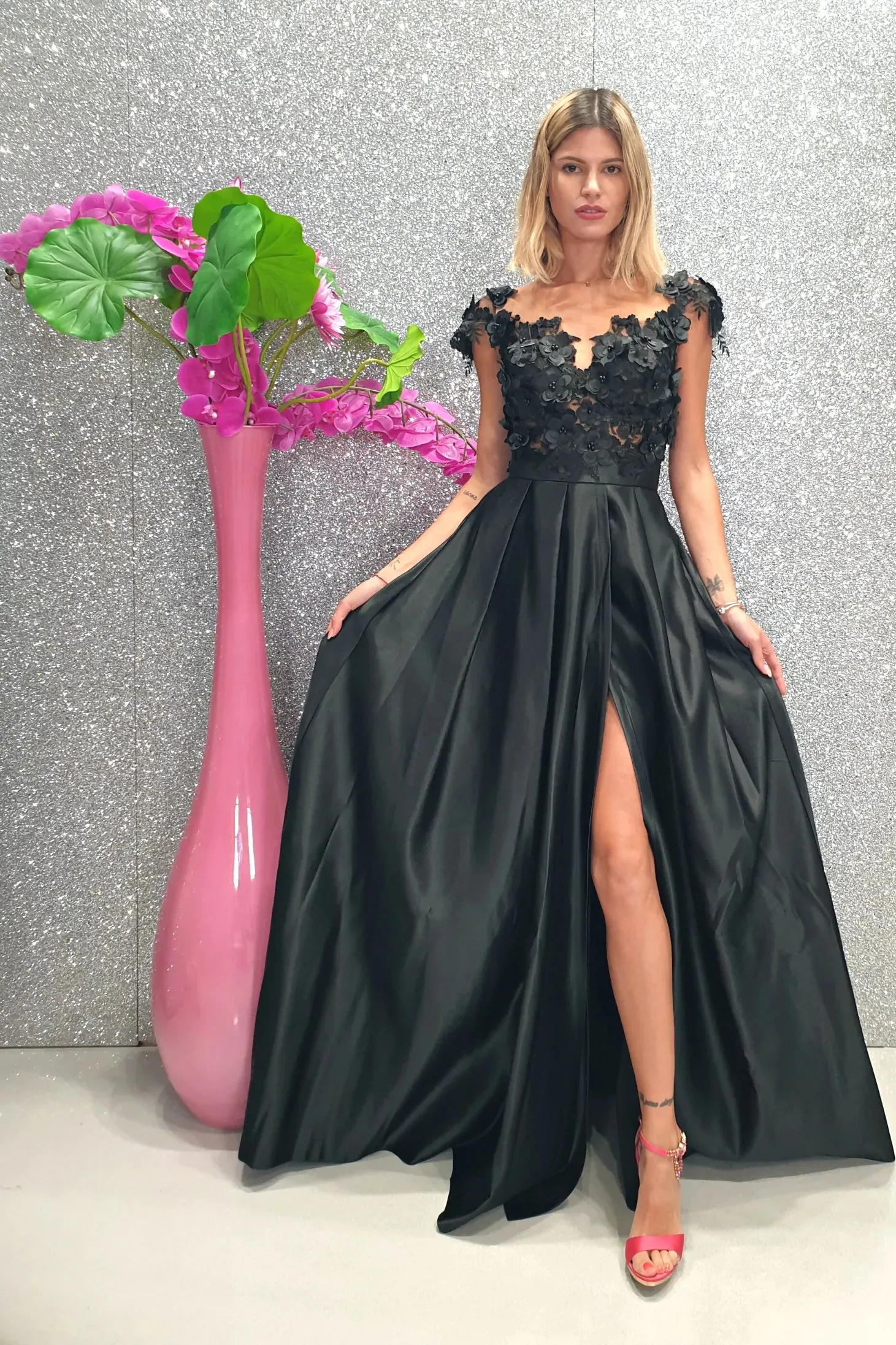 Abito lungo svasato nero con corpetto in tulle a fiori 3D e gonna in taffetà