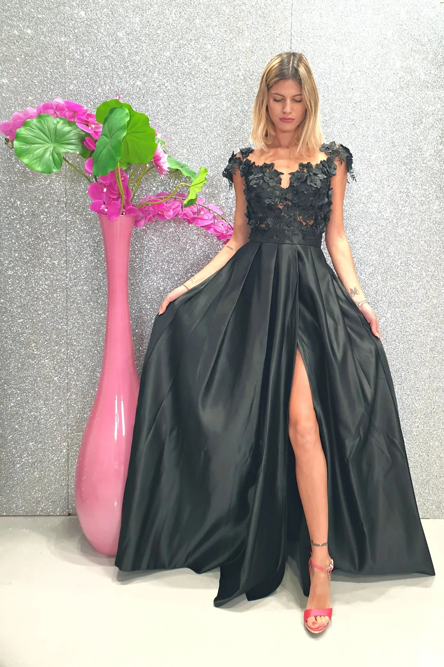 Abito lungo svasato nero con corpetto in tulle a fiori 3D e gonna in taffetà