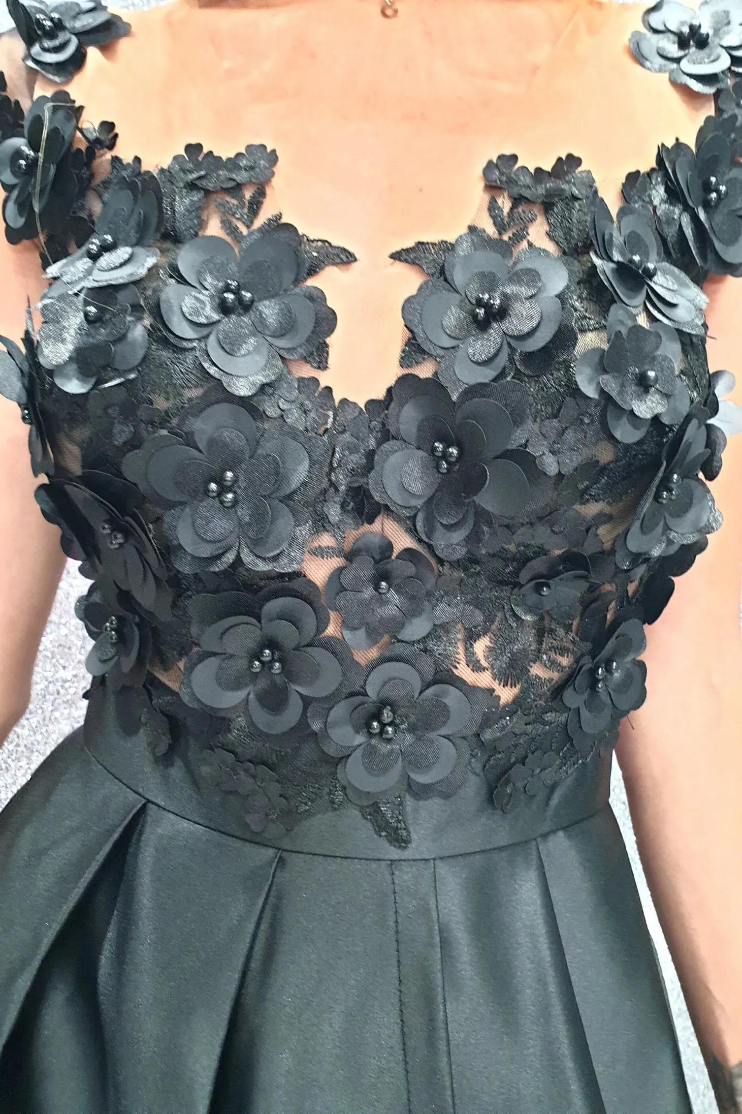 Abito lungo svasato nero con corpetto in tulle a fiori 3D e gonna in taffetà