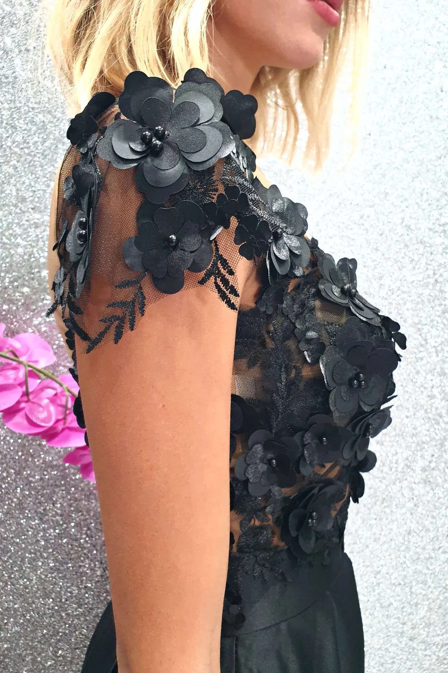 Abito lungo svasato nero con corpetto in tulle a fiori 3D e gonna in taffetà