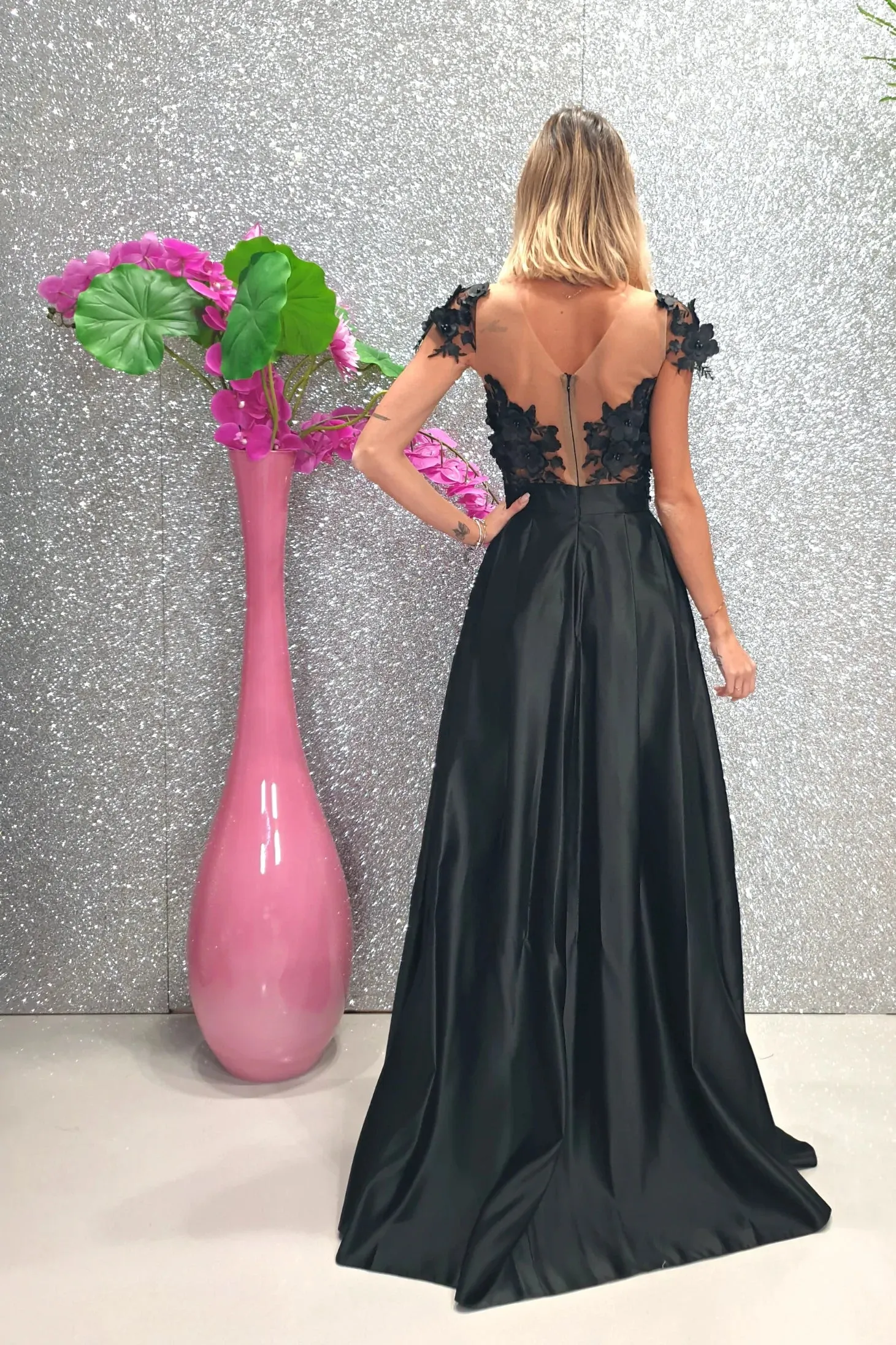 Abito lungo svasato nero con corpetto in tulle a fiori 3D e gonna in taffetà