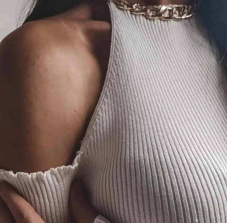 Blusa elegante in maglia a coste , catena oro inclusa