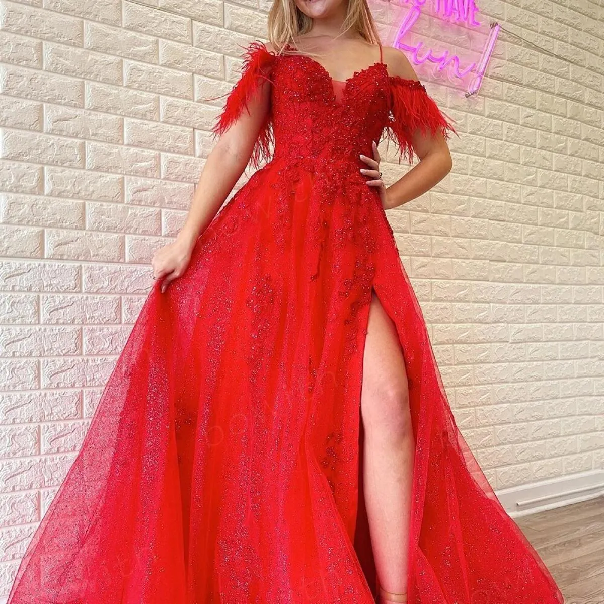 Bowith Abiti da sera con piume Abiti da ballo rossi con applicazioni Lussuosi abiti da sera lunghi per le donne Occasioni formal