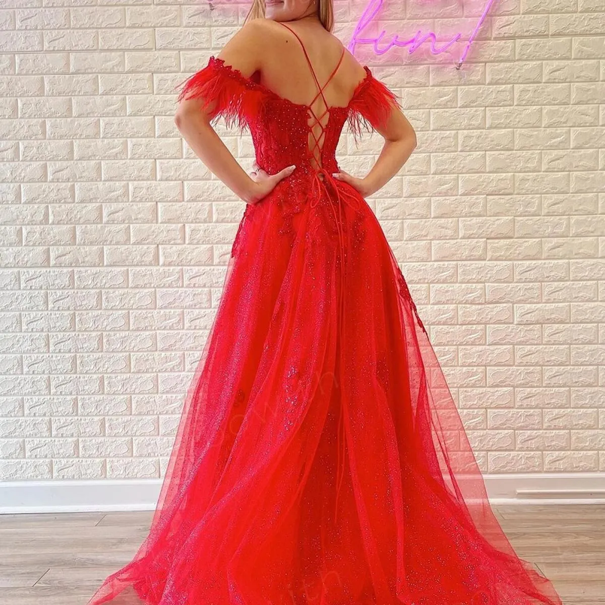 Bowith Abiti da sera con piume Abiti da ballo rossi con applicazioni Lussuosi abiti da sera lunghi per le donne Occasioni formal