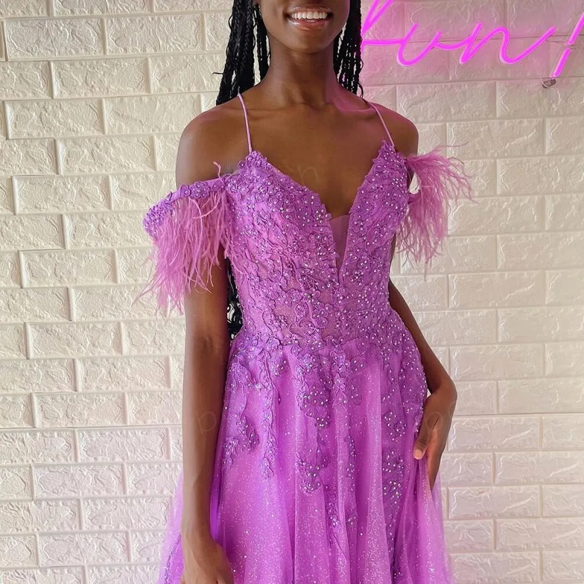 Bowith Abiti da sera con piume Abiti da ballo rossi con applicazioni Lussuosi abiti da sera lunghi per le donne Occasioni formal