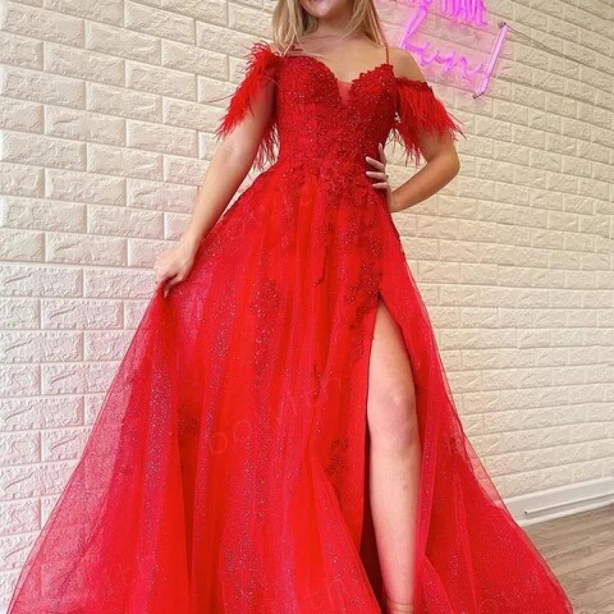 Bowith Abiti da sera con piume Abiti da ballo rossi con applicazioni Lussuosi abiti da sera lunghi per le donne Occasioni formal