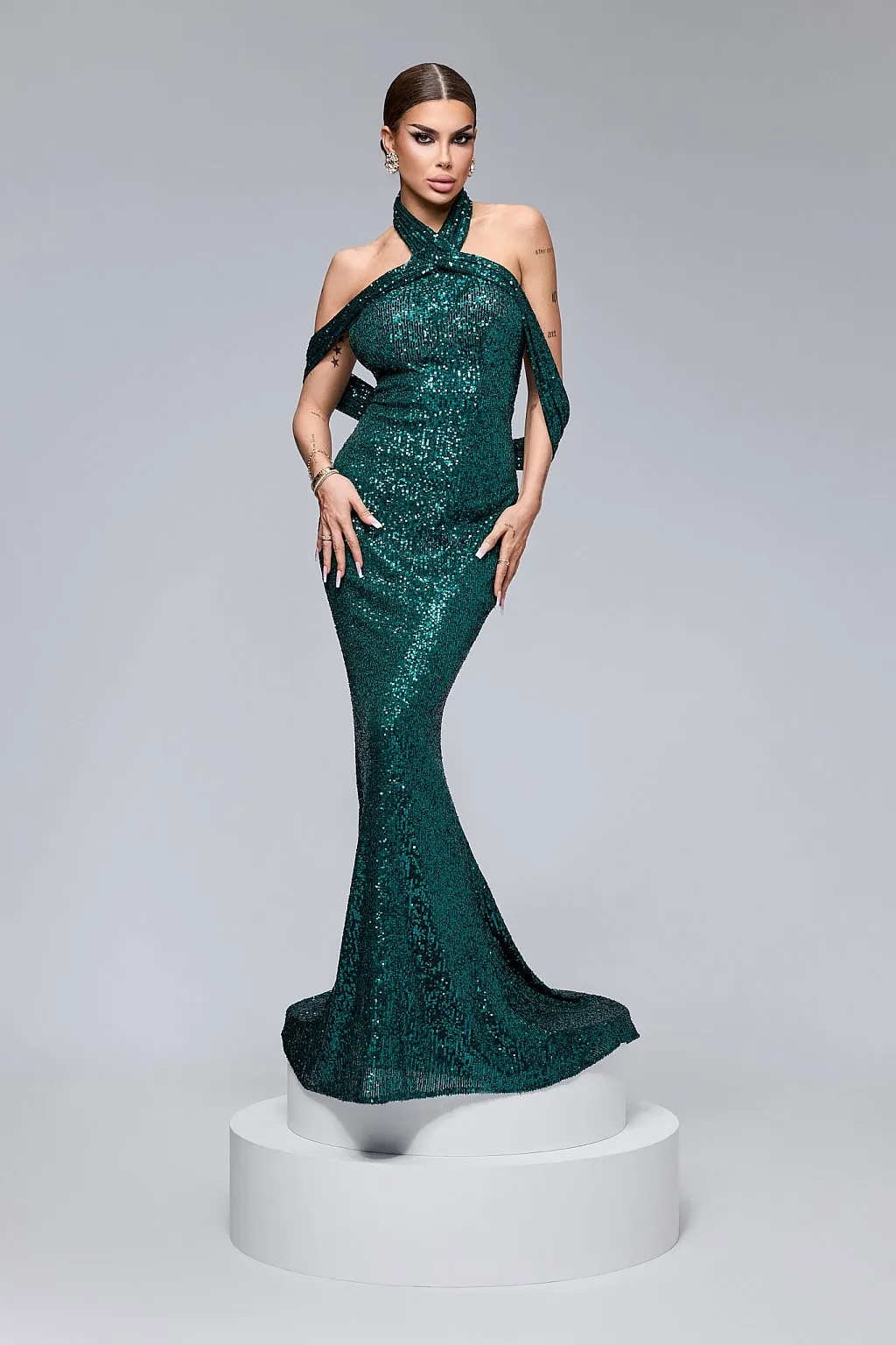 Elegante abito a sirena in paillettes con fasce decorative