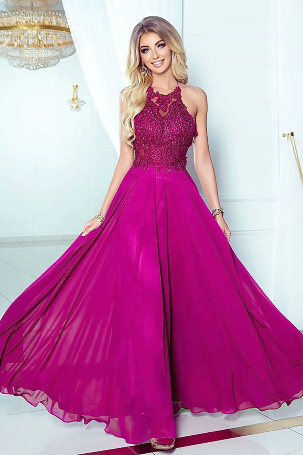 Elegante abito svasato con la schiena scoperta