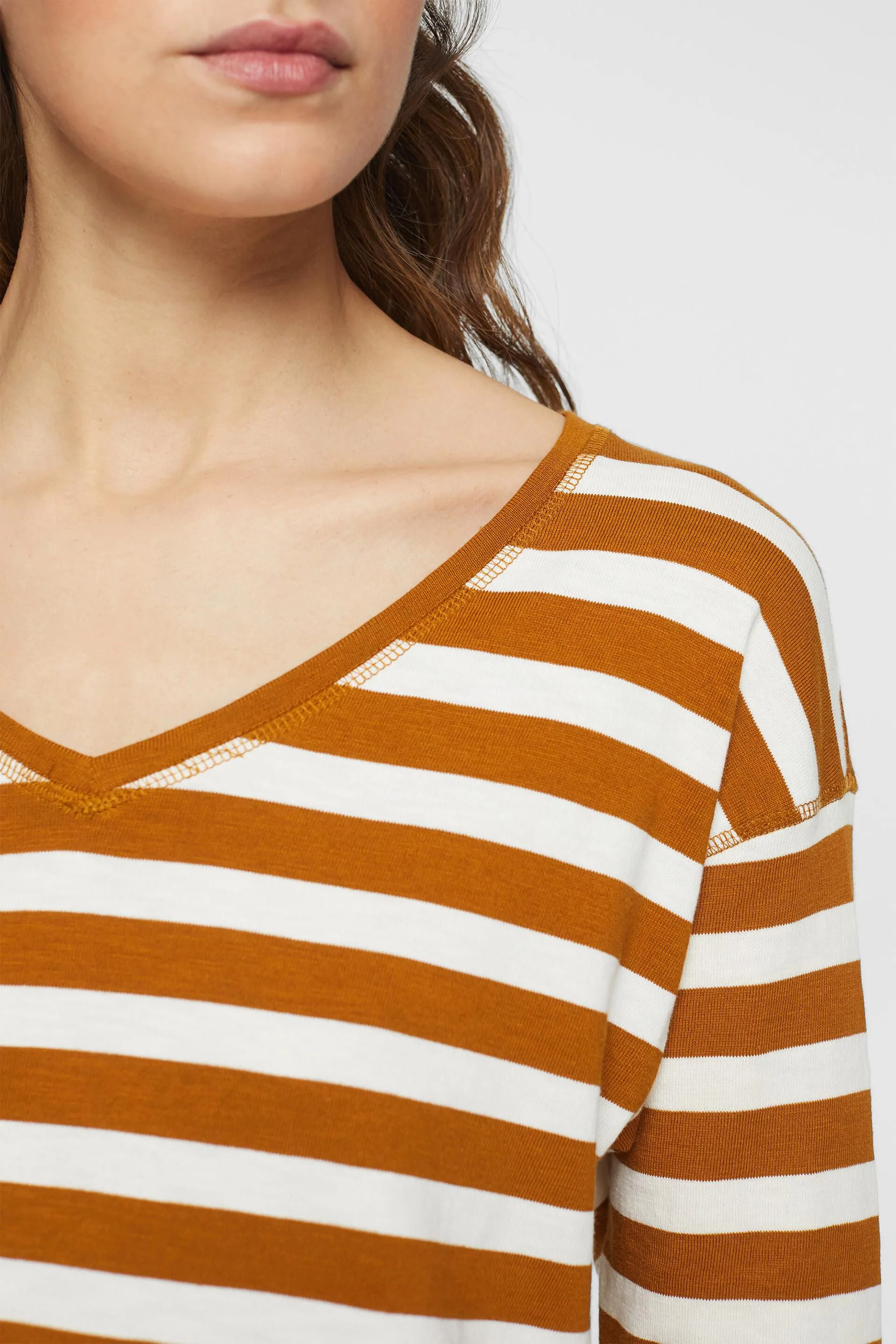 Maglia a righe con scollo a V