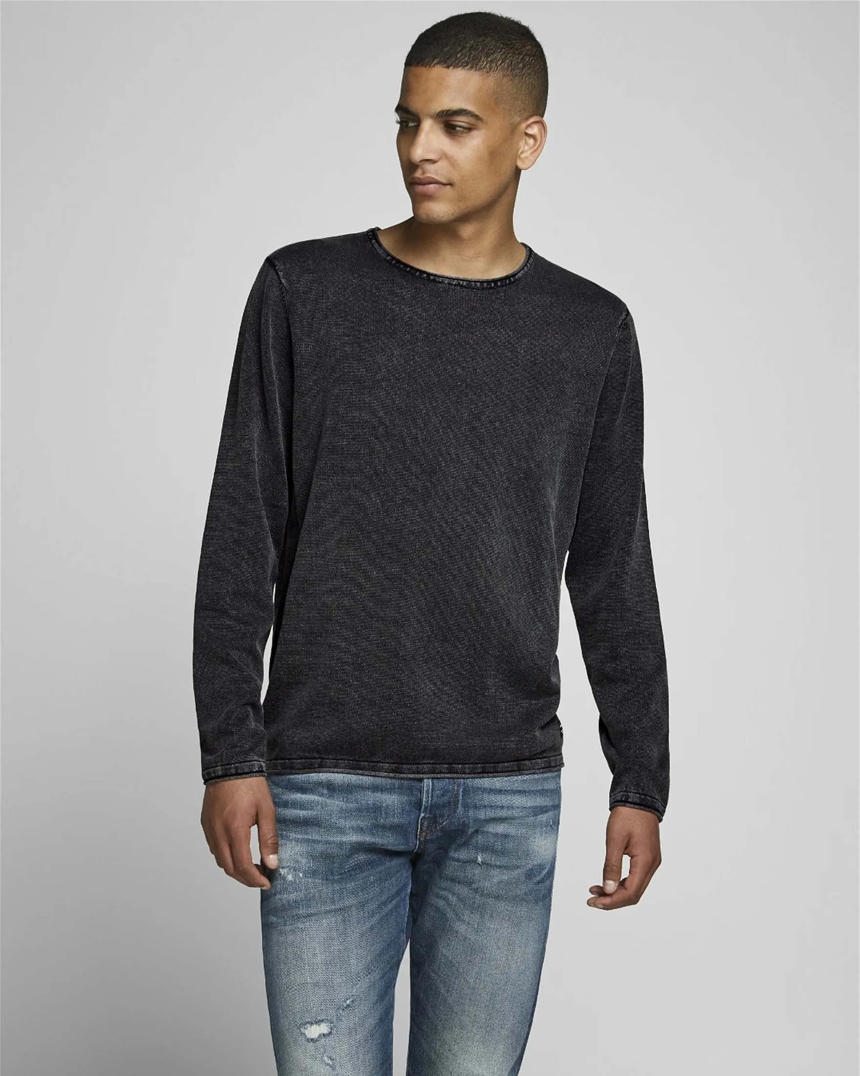 Maglia nera in puro cotone con scollo tondo e bordi arrotolati