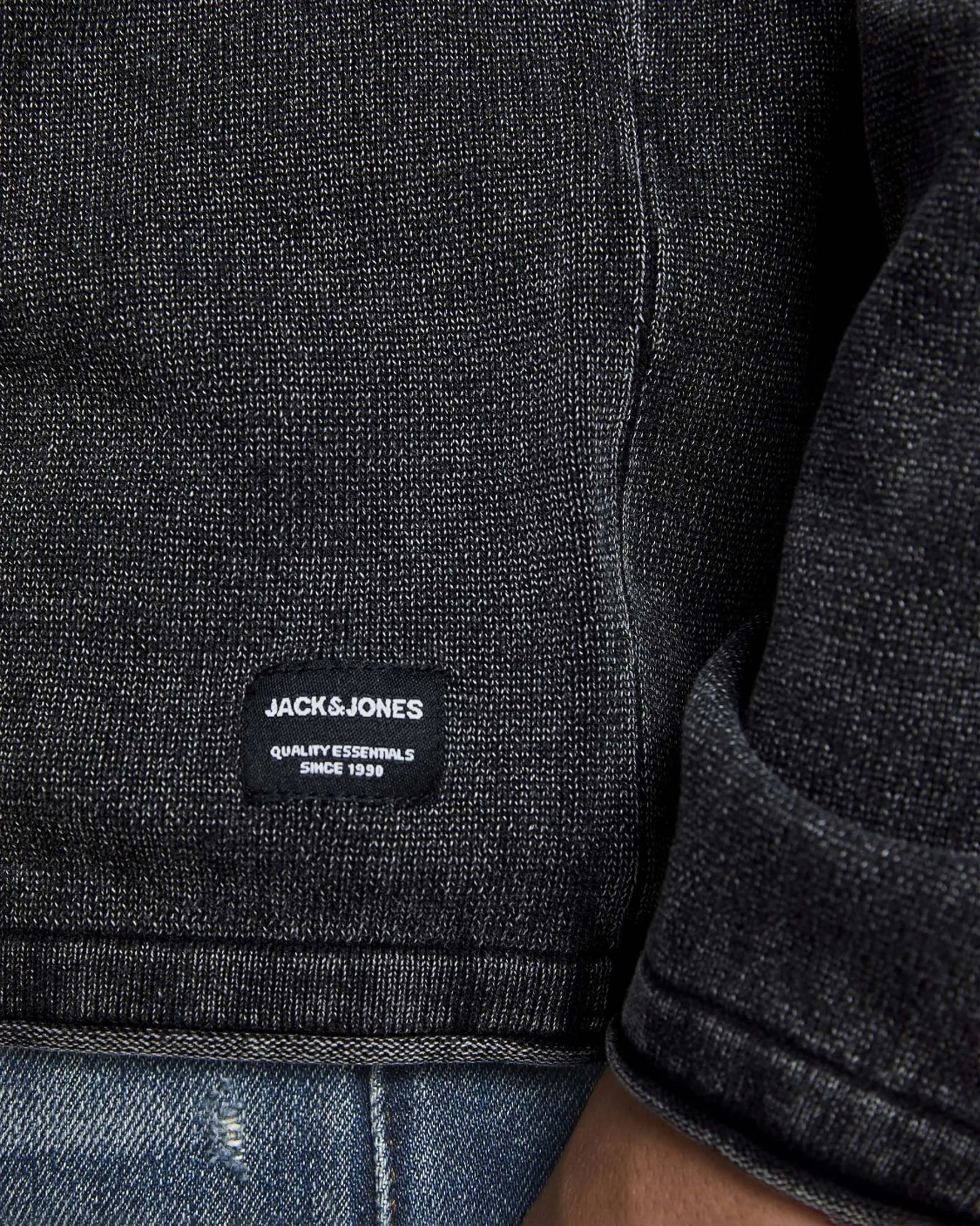 Maglia nera in puro cotone con scollo tondo e bordi arrotolati