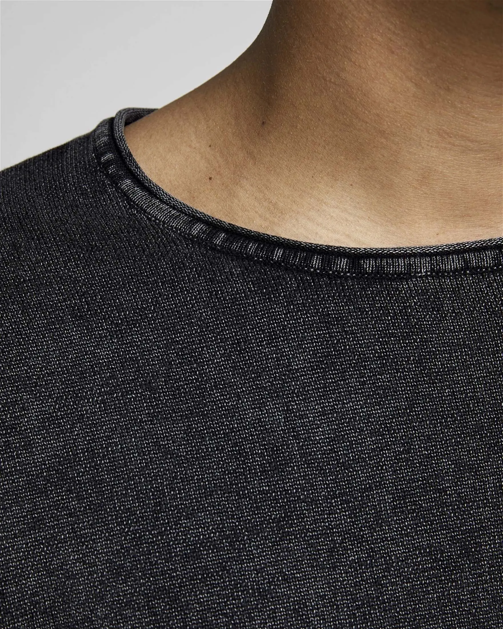 Maglia nera in puro cotone con scollo tondo e bordi arrotolati
