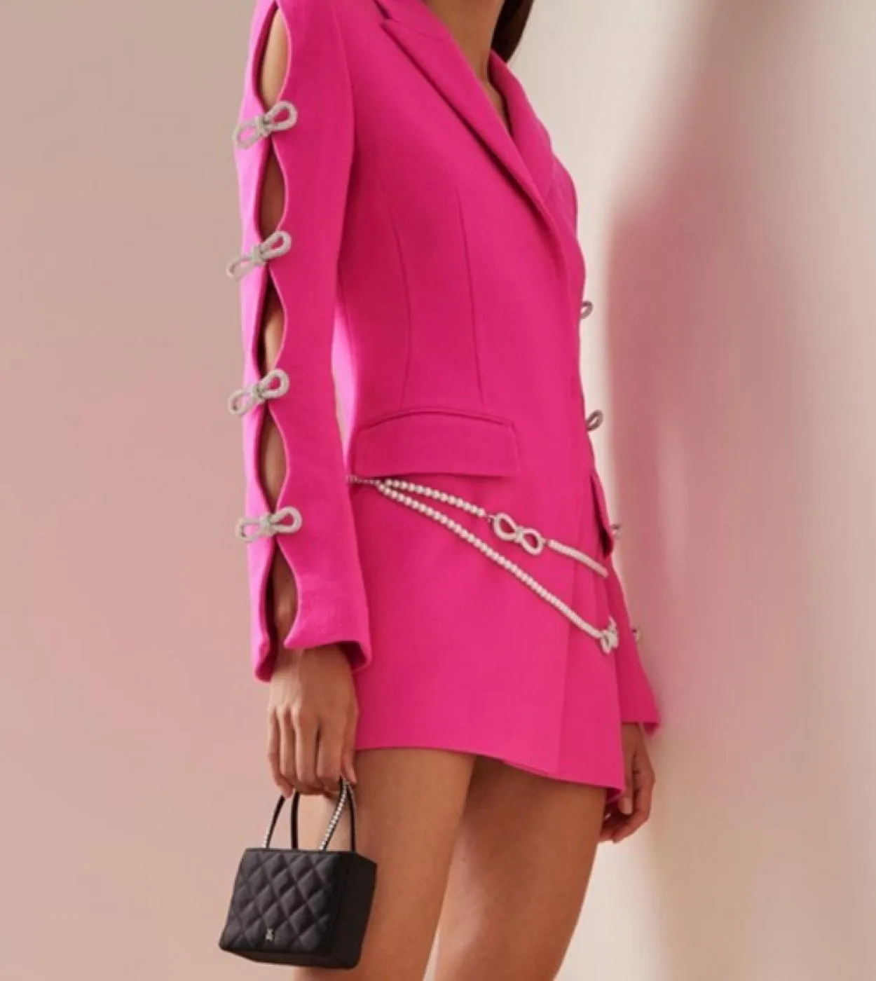 Mini abito con scollo a V e scollo a V a maniche lunghe con scollo a V e diamanti rossi con cintura di perle
