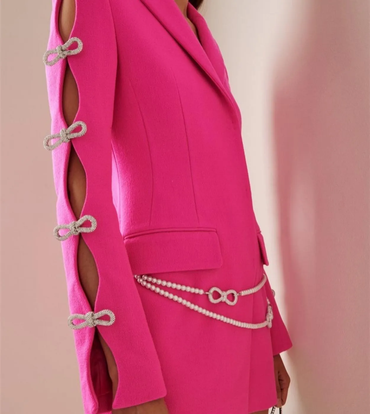 Mini abito con scollo a V e scollo a V a maniche lunghe con scollo a V e diamanti rossi con cintura di perle