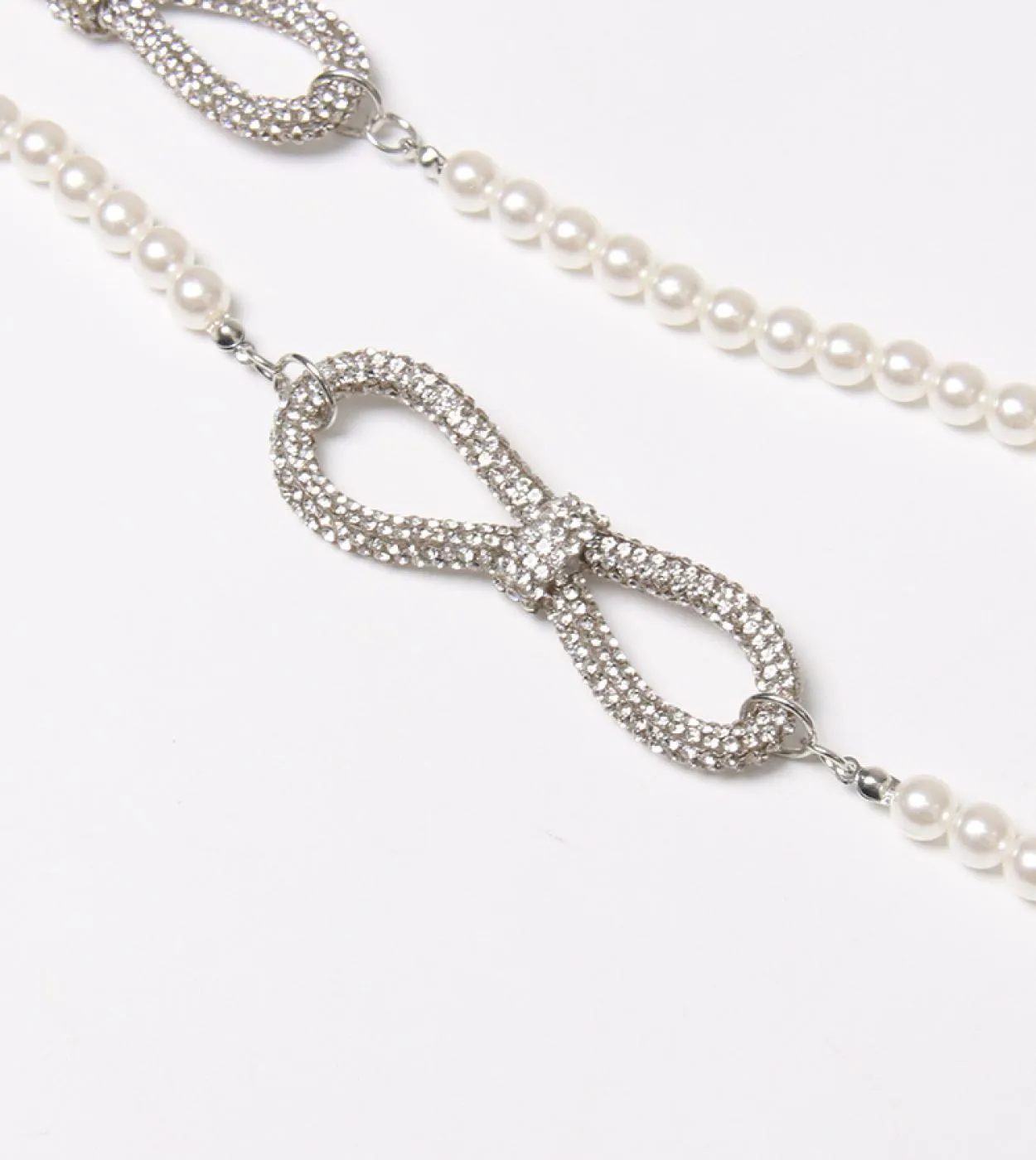 Mini abito con scollo a V e scollo a V a maniche lunghe con scollo a V e diamanti rossi con cintura di perle