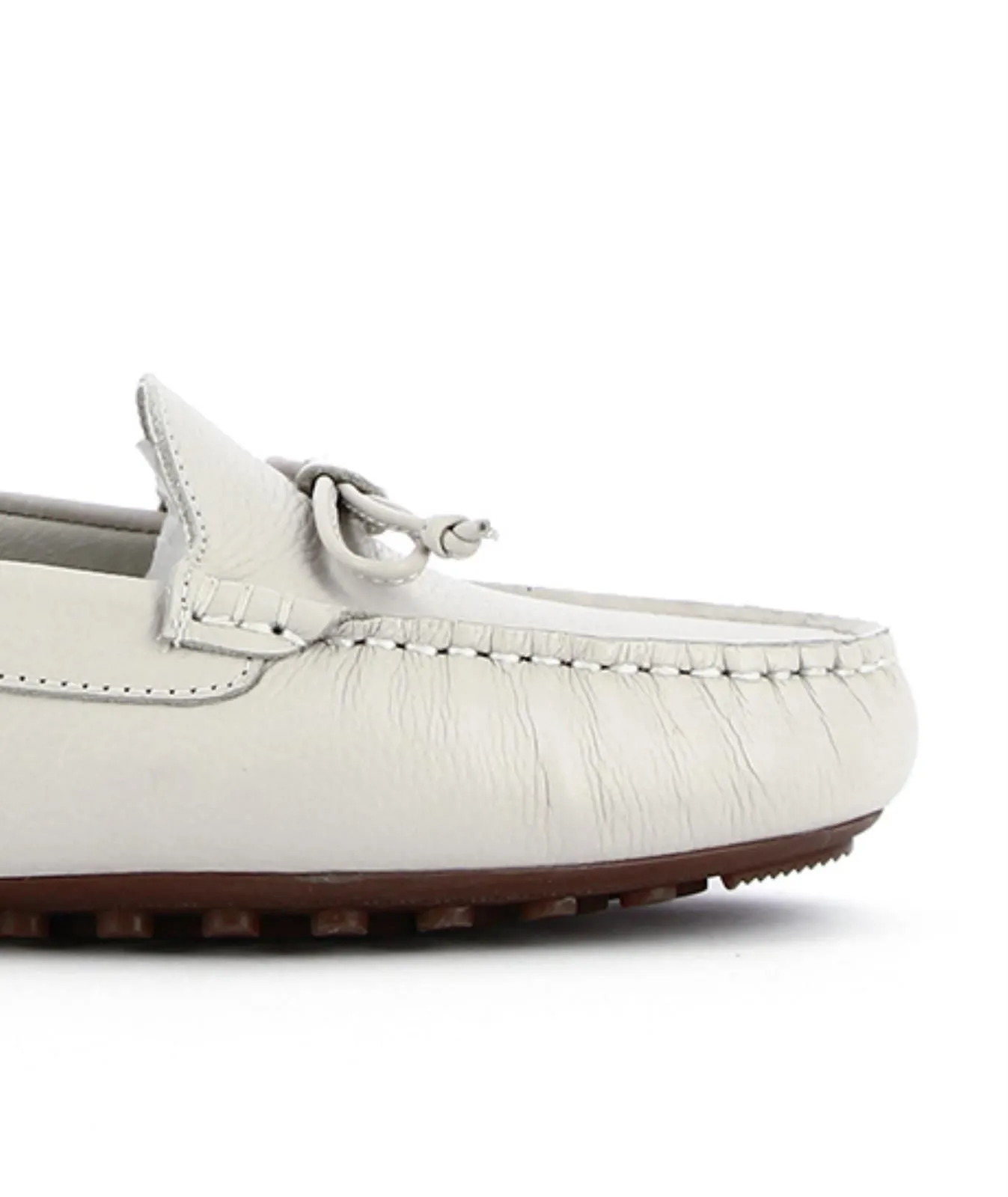 Mocassini casual beige in pelle con fiocchetto e suola sgomata
