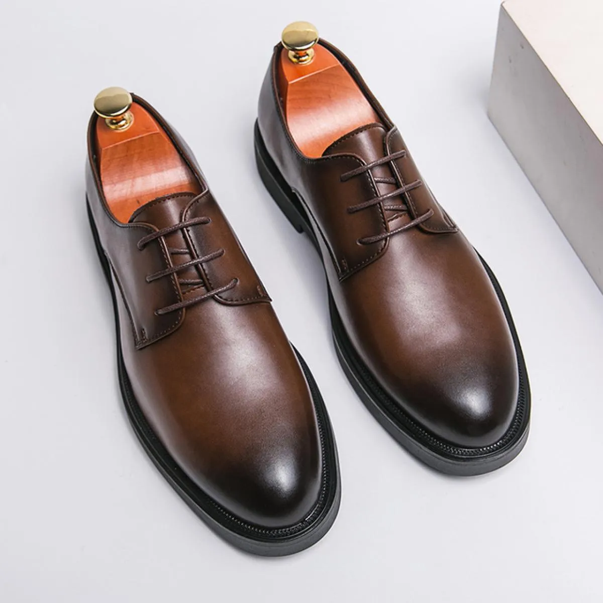 Nuove scarpe formali da uomo nero Scarpe derby da lavoro marroni Scarpe eleganti da uomo con punta tonda Taglia 38 46