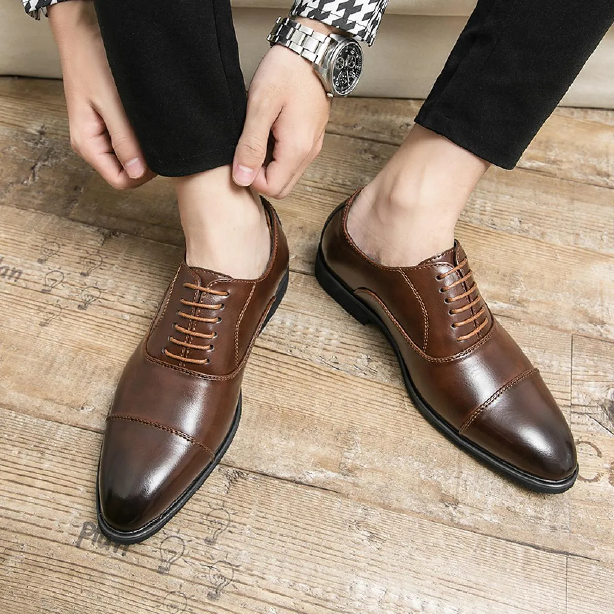 Nuove scarpe Oxford nere da uomo Suola rossa Punta tonda Stringate Scarpe formali da uomo marroni Scarpe da uomo fatte a mano da