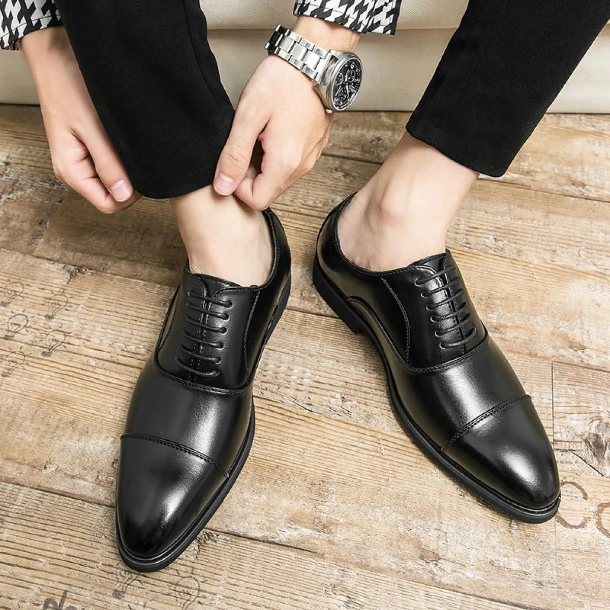 Nuove scarpe Oxford nere da uomo Suola rossa Punta tonda Stringate Scarpe formali da uomo marroni Scarpe da uomo fatte a mano da