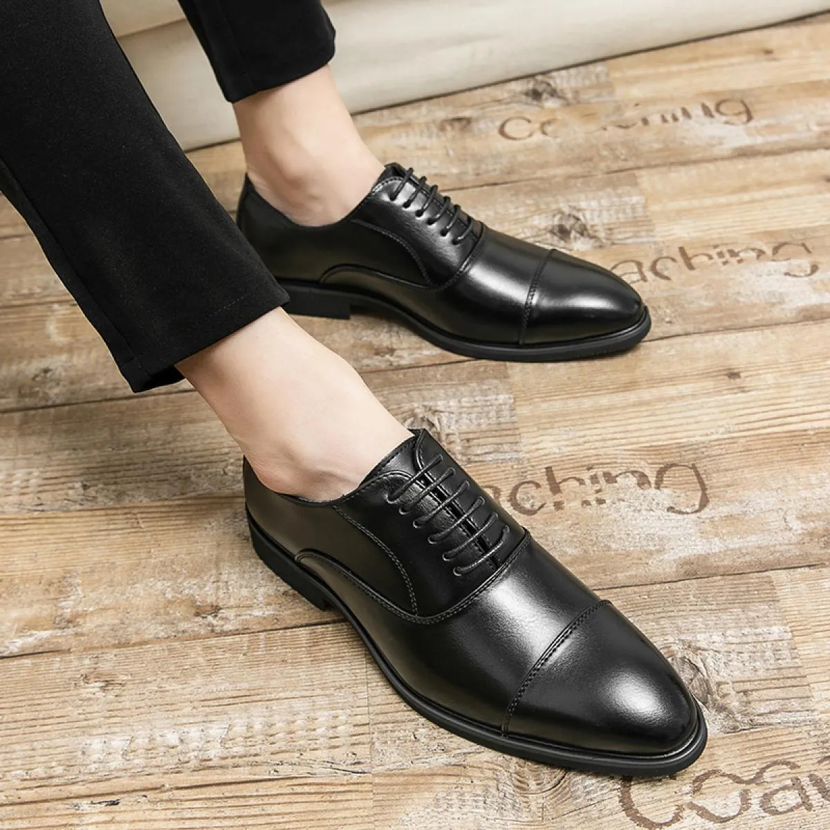 Nuove scarpe Oxford nere da uomo Suola rossa Punta tonda Stringate Scarpe formali da uomo marroni Scarpe da uomo fatte a mano da