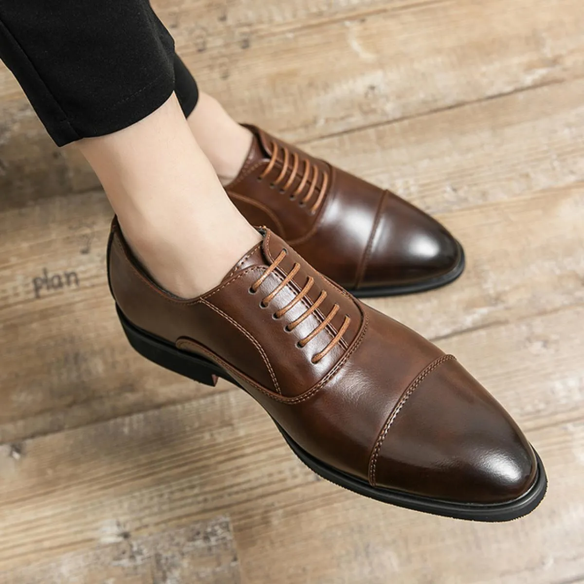 Nuove scarpe Oxford nere da uomo Suola rossa Punta tonda Stringate Scarpe formali da uomo marroni Scarpe da uomo fatte a mano da