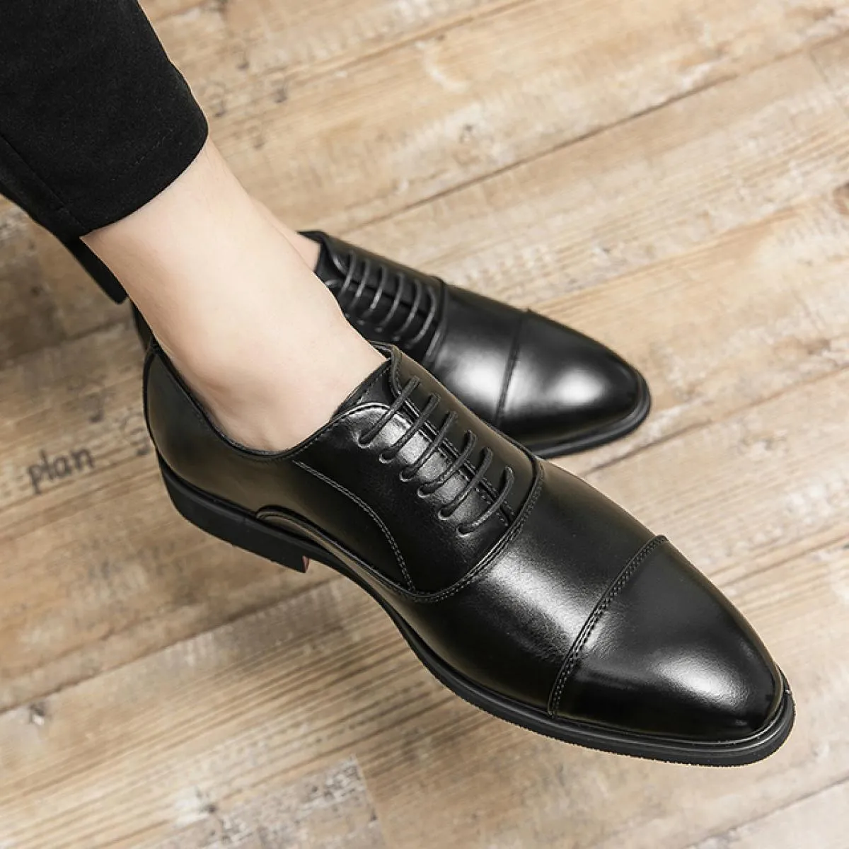 Nuove scarpe Oxford nere da uomo Suola rossa Punta tonda Stringate Scarpe formali da uomo marroni Scarpe da uomo fatte a mano da