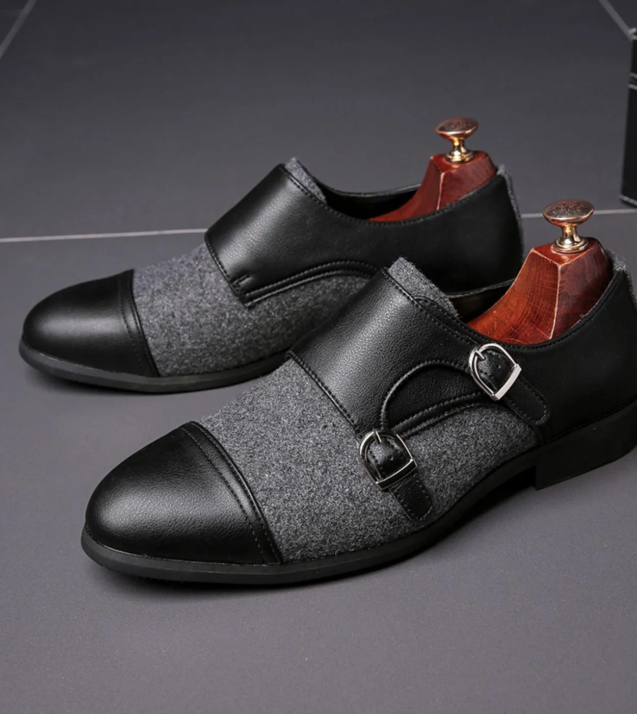 Primavera New Fashion Scarpe da uomo Fatte a mano Retro Double Monk Fibbia Mocassini Scarpe casual Uomo Mocassini per uomo in pe
