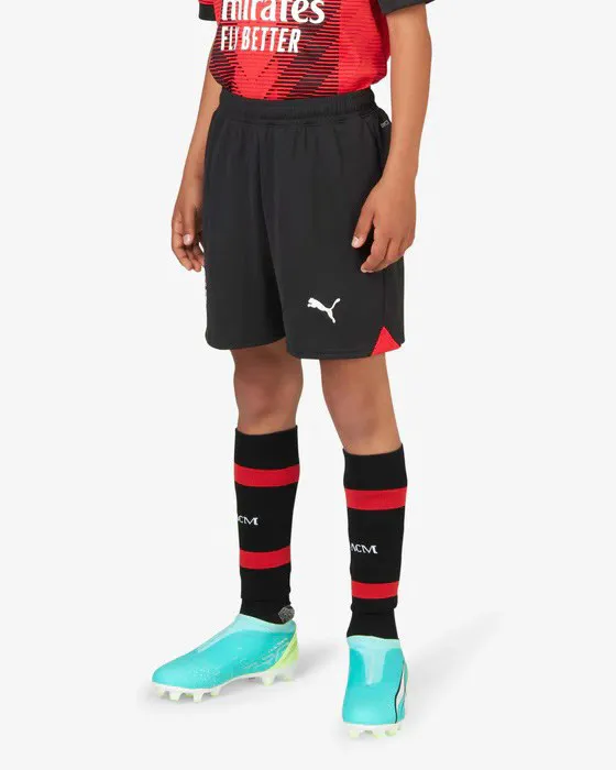 PUMA - Pantaloncini da calcio bambino neri e rossi in tessuto traspirante con logo Milan                                        