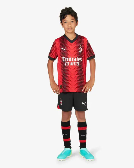 PUMA - Pantaloncini da calcio bambino neri e rossi in tessuto traspirante con logo Milan                                        