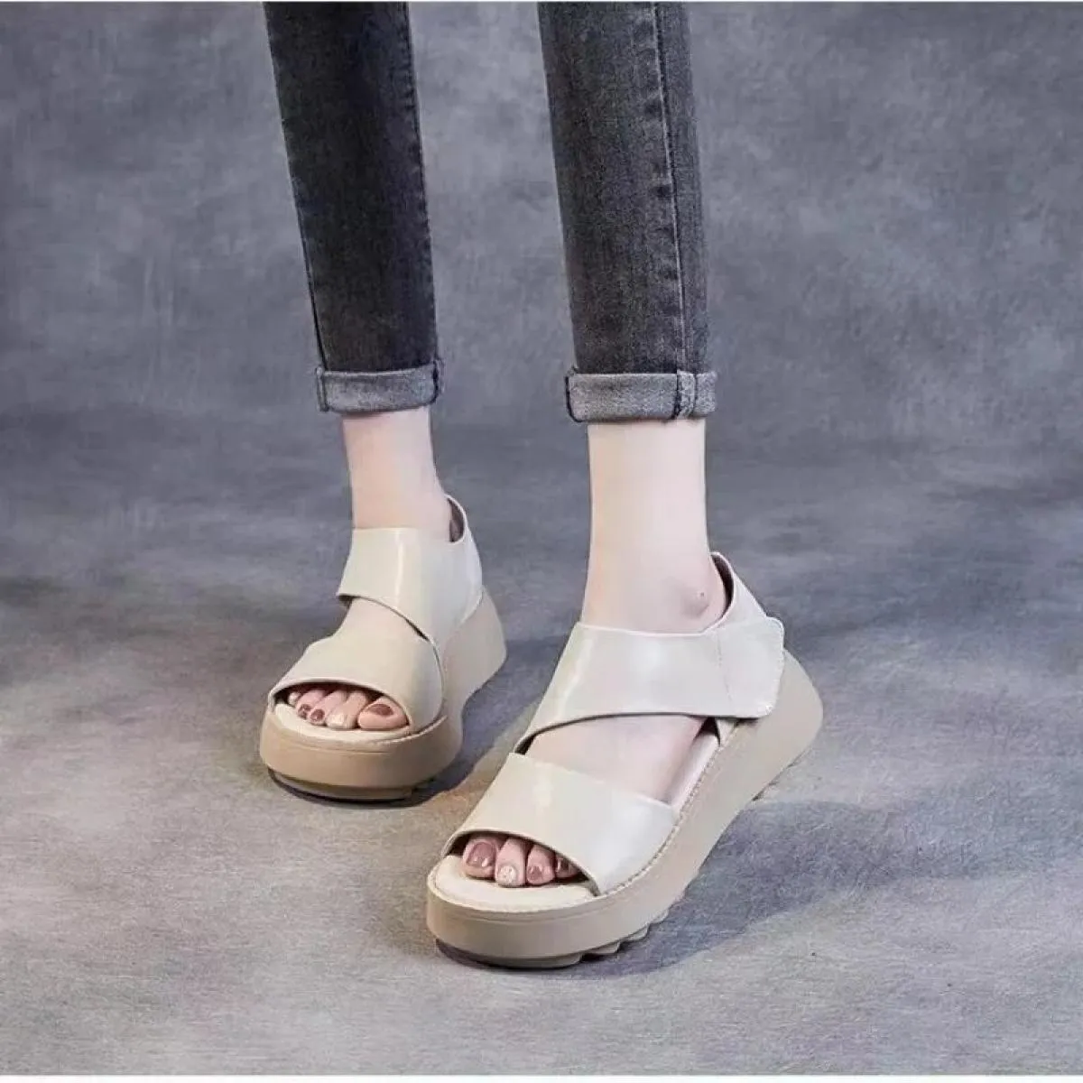 Sandali da donna suola spessa tacco inclinato estate 2024 moda nuove donne sandali suola morbida tacco medio sandali romani casu