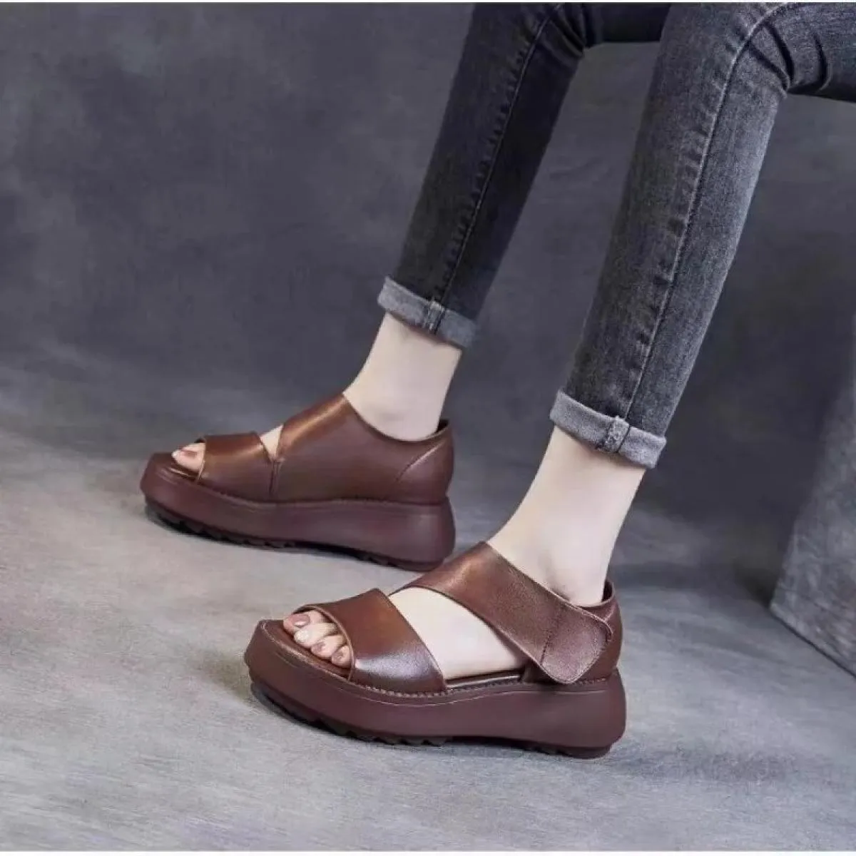 Sandali da donna suola spessa tacco inclinato estate 2024 moda nuove donne sandali suola morbida tacco medio sandali romani casu