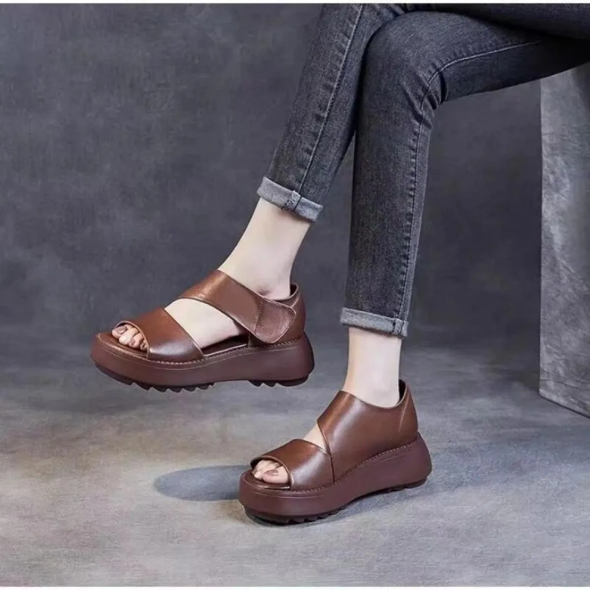 Sandali da donna suola spessa tacco inclinato estate 2024 moda nuove donne sandali suola morbida tacco medio sandali romani casu