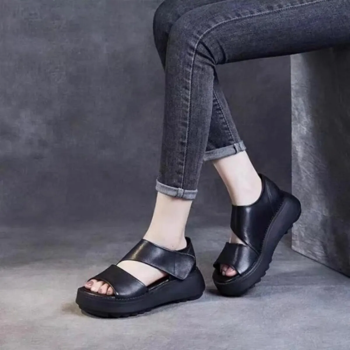 Sandali da donna suola spessa tacco inclinato estate 2024 moda nuove donne sandali suola morbida tacco medio sandali romani casu