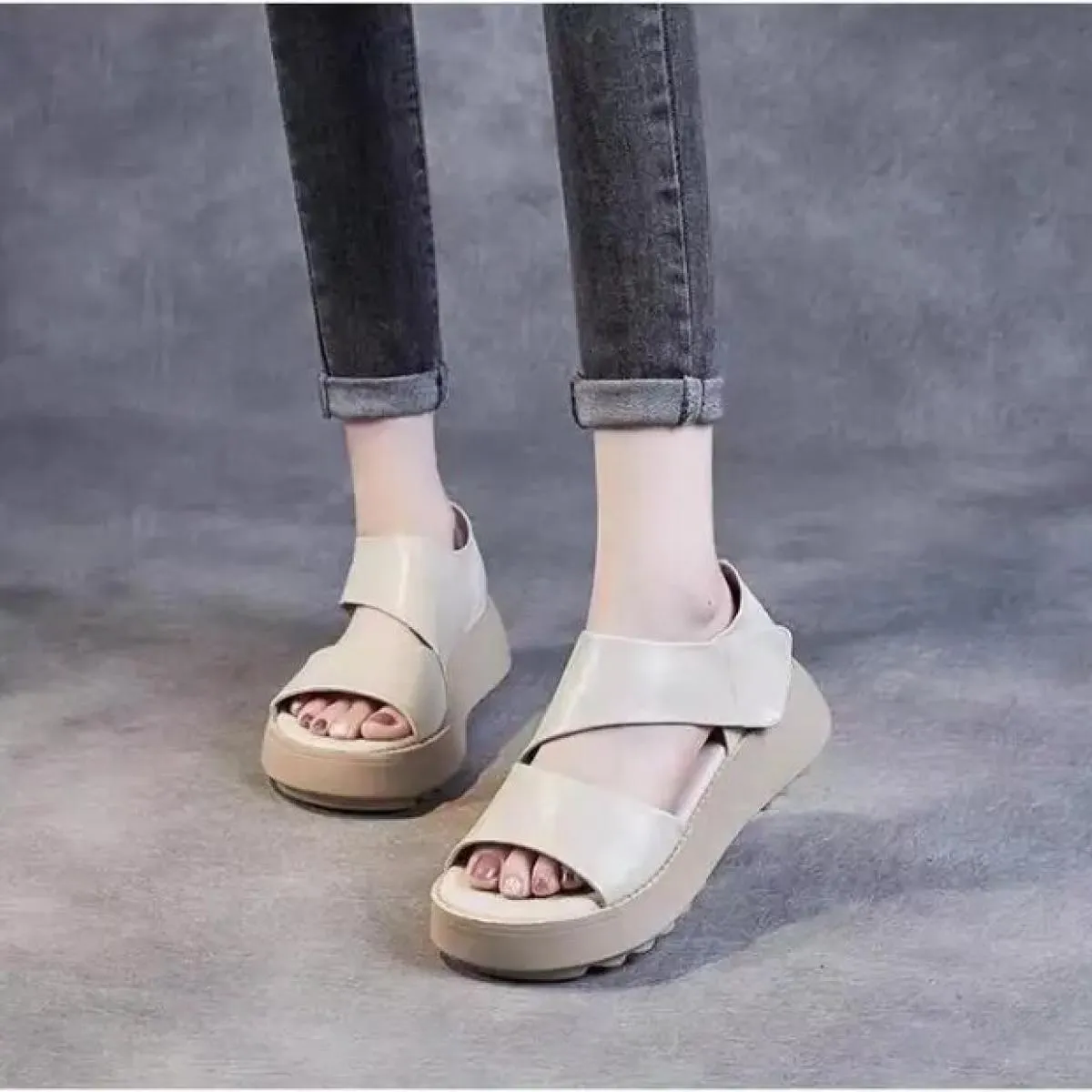 Sandali da donna suola spessa tacco inclinato estate 2024 moda nuove donne sandali suola morbida tacco medio sandali romani casu