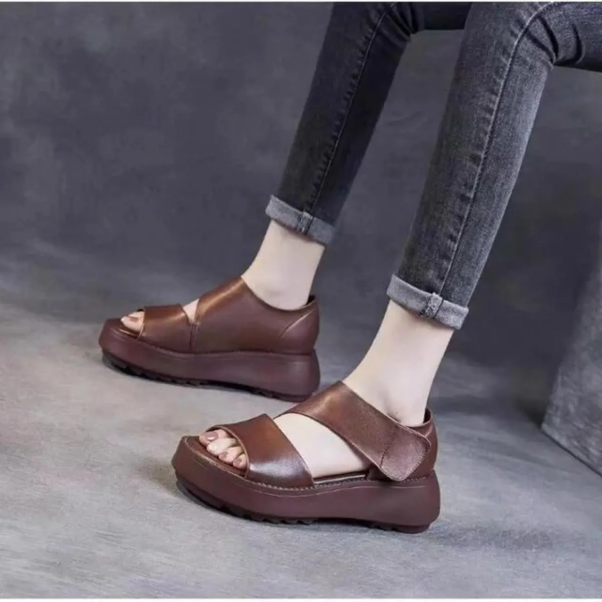 Sandali da donna suola spessa tacco inclinato estate 2024 moda nuove donne sandali suola morbida tacco medio sandali romani casu
