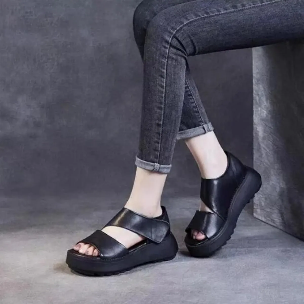 Sandali da donna suola spessa tacco inclinato estate 2024 moda nuove donne sandali suola morbida tacco medio sandali romani casu