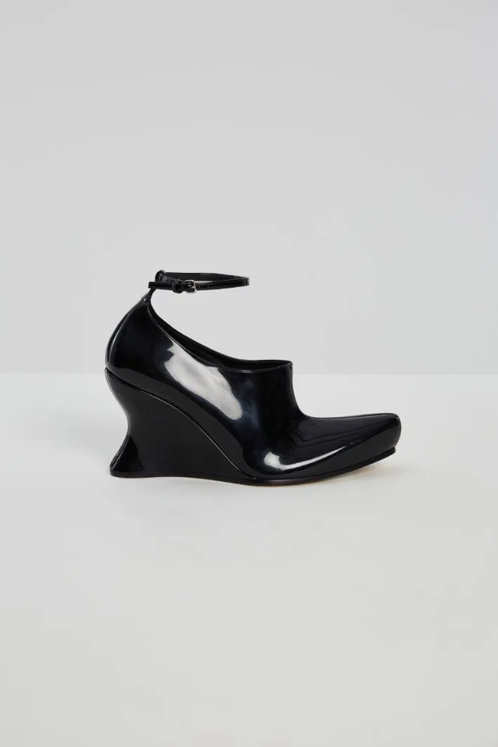 Scarpe con zeppa in vernice