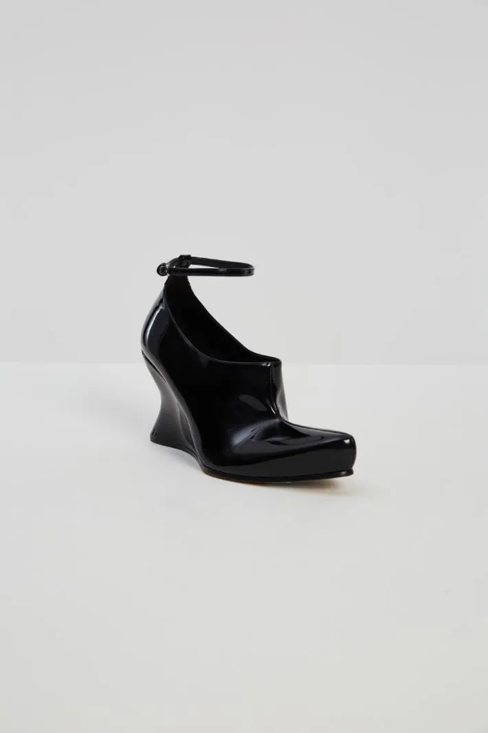 Scarpe con zeppa in vernice