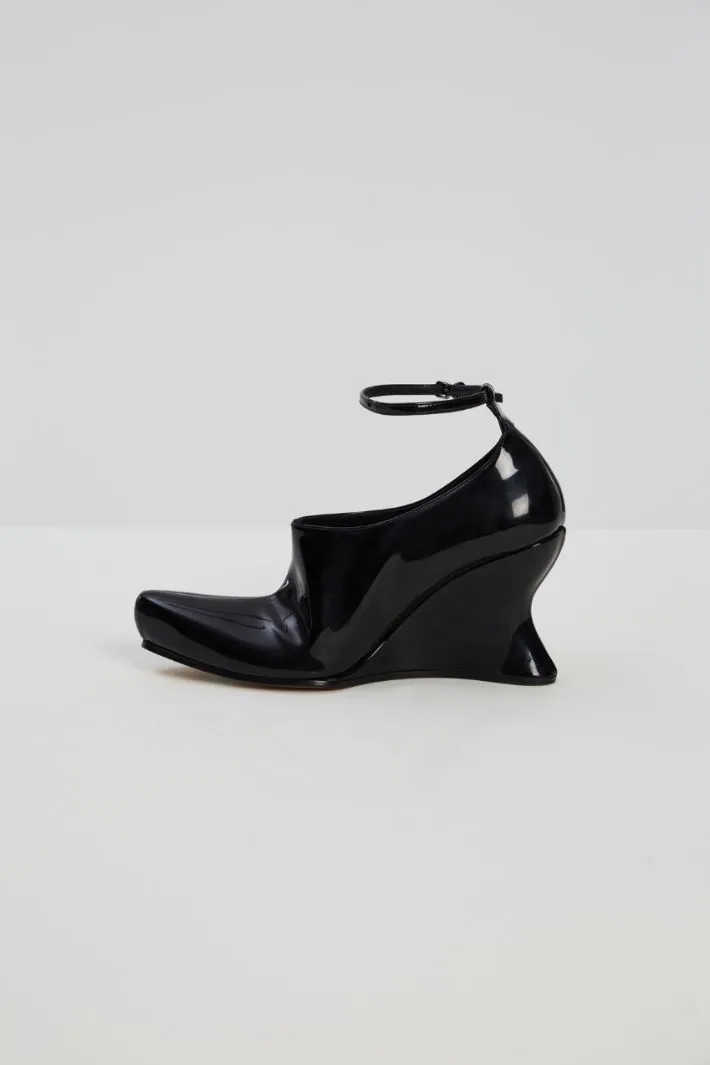 Scarpe con zeppa in vernice