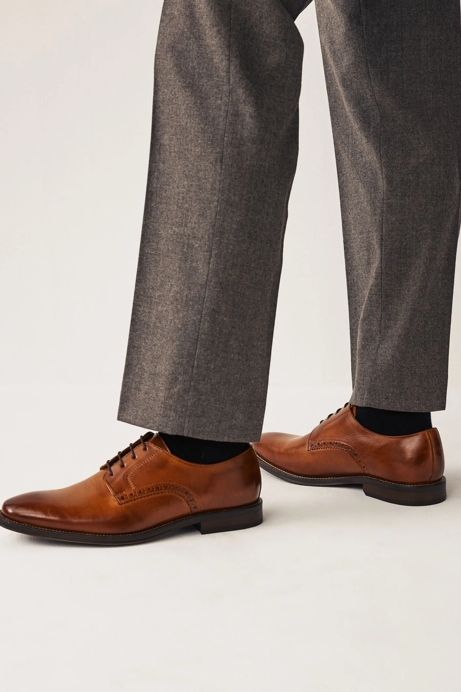 Scarpe Derby in pelle con suola a contrasto    