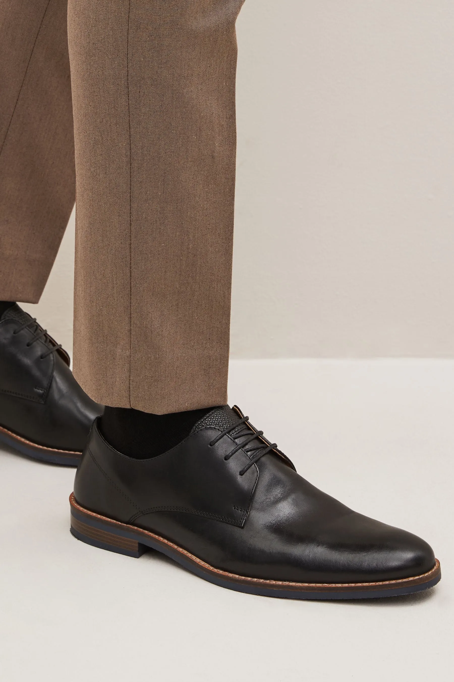 Scarpe Derby in pelle con suola blu navy a contrasto    